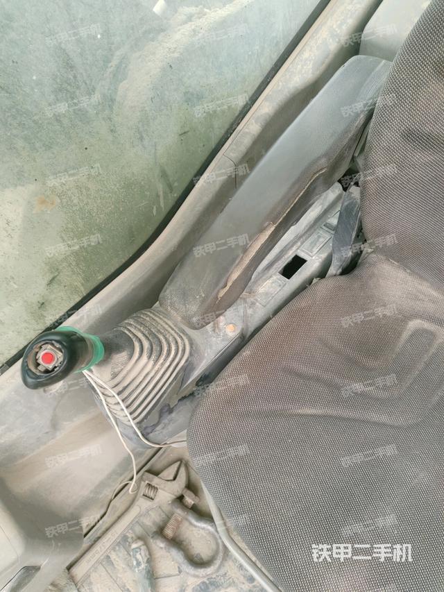 座椅右側(cè)控制臺(tái)/鑰匙門/油門/含右手柄(駕駛室部分) 座椅右側(cè)控制臺(tái)/鑰匙門/油門/含右手柄(駕駛室部分)