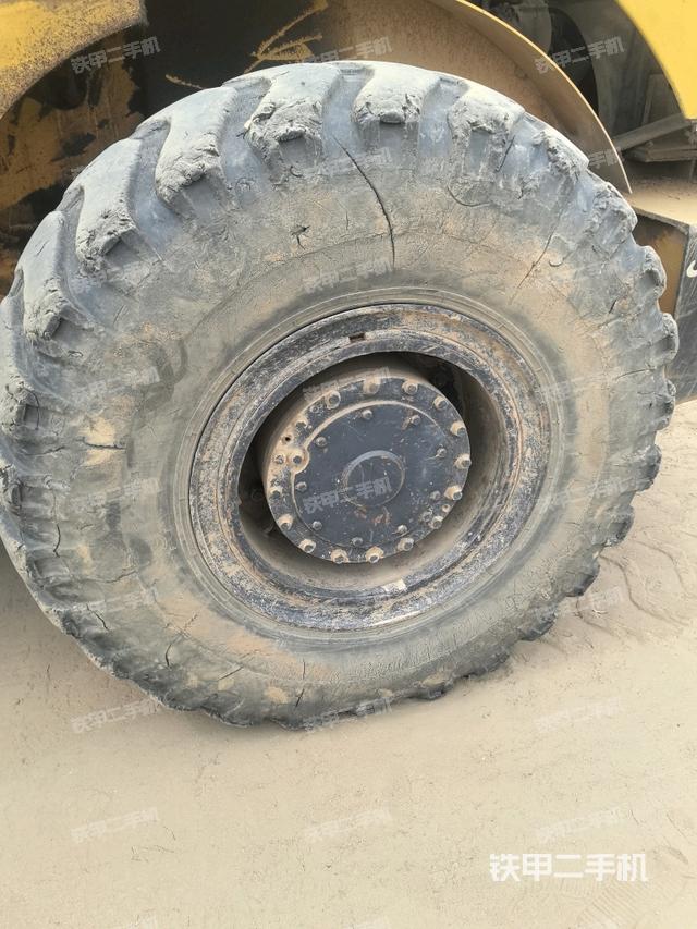 后輪右側(cè)全景（壓路機(jī)前后車架）