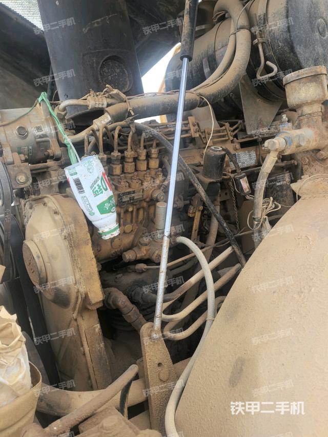 發(fā)動(dòng)機(jī)左側(cè)全景（壓路機(jī)發(fā)動(dòng)機(jī)艙）