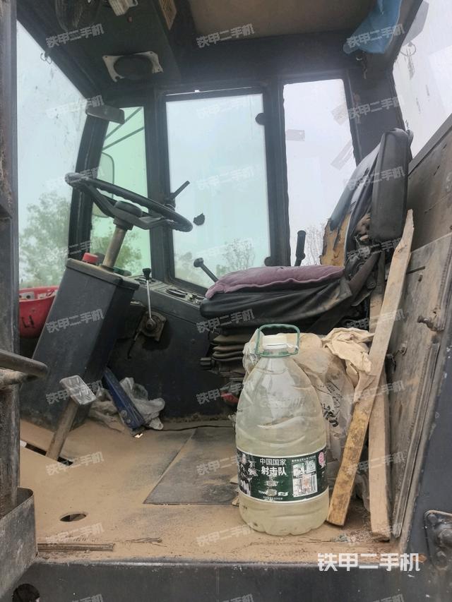 駕駛室側(cè)向上照全景（壓路機(jī)駕駛室）