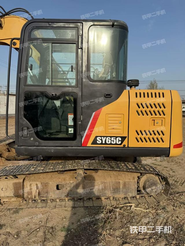 駕駛室整體(整機(jī)外觀) 駕駛室整體(整機(jī)外觀)