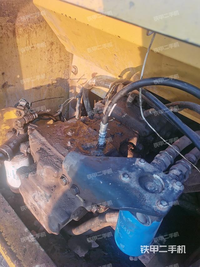 液壓泵艙室正面整體（整機外觀）