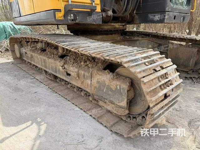 單側(cè)履帶整體(整機(jī)外觀) 單側(cè)履帶整體(整機(jī)外觀)