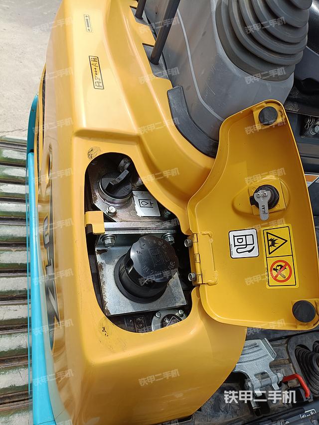 液压泵舱室正面整体（整机外观）