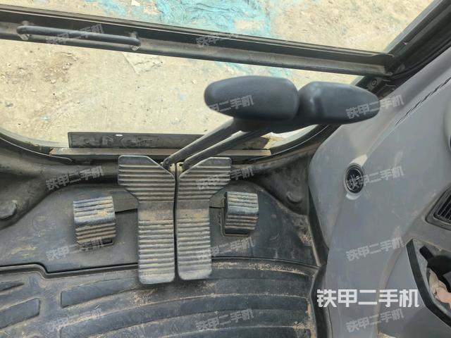 行走控制手柄和踏板?俯拍(駕駛室部分) 行走控制手柄和踏板?俯拍(駕駛室部分)