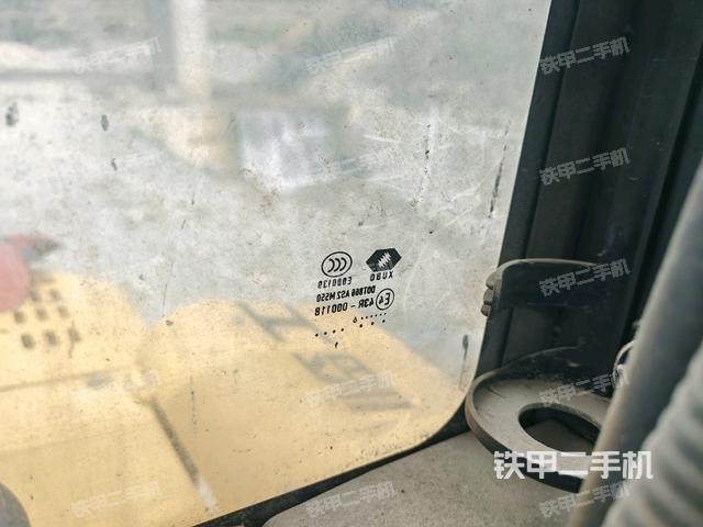 行走控制手柄和踏板?俯拍(駕駛室部分) 行走控制手柄和踏板?俯拍(駕駛室部分)
