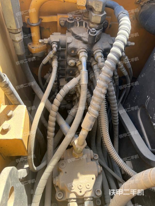 回轉(zhuǎn)馬達(dá)和主控閥（整機(jī)外觀）