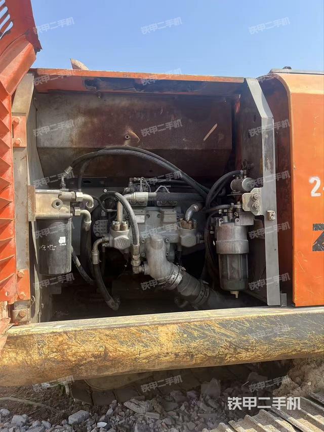 液壓泵艙室正面整體（整機外觀）