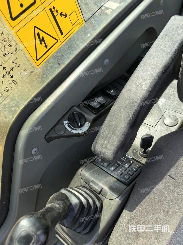 座椅右側(cè)控制臺/鑰匙門/油門/含右手柄（駕駛室部分）