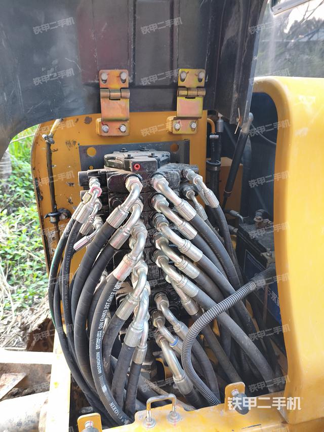 回转马达和主控阀（整机外观）