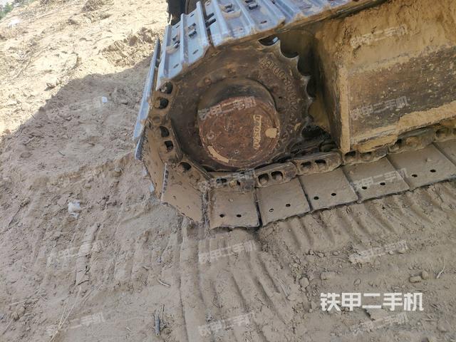 左驅(qū)動輪（行走機(jī)構(gòu)）