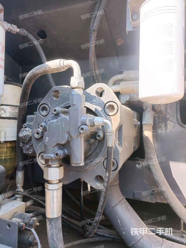 液壓泵艙室正面整體(整機(jī)外觀) 液壓泵艙室正面整體(整機(jī)外觀)
