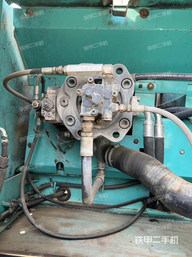 液壓泵艙室正面整體(整機(jī)外觀) 液壓泵艙室正面整體(整機(jī)外觀)