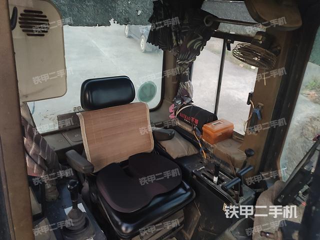 駕駛室操作臺(設(shè)備外觀及核心部件) 駕駛室操作臺(設(shè)備外觀及核心部件)