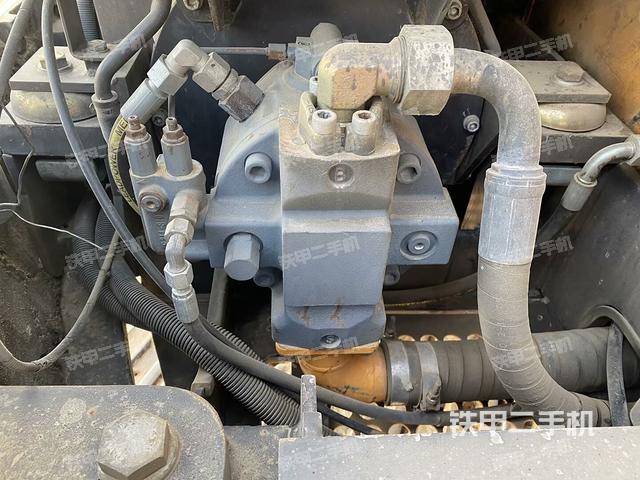 液壓泵艙室正面整體(整機外觀) 液壓泵艙室正面整體(整機外觀)