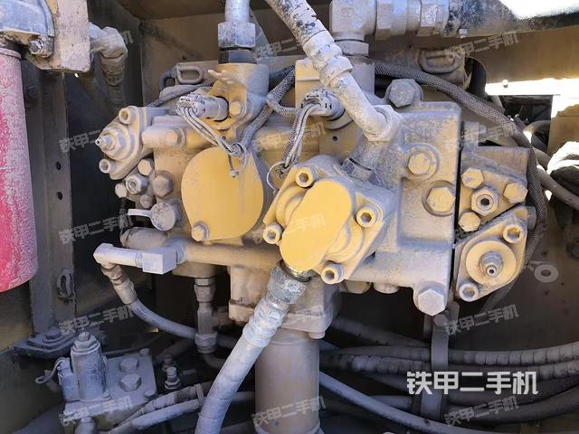 液壓泵艙室正面整體(整機外觀) 液壓泵艙室正面整體(整機外觀)