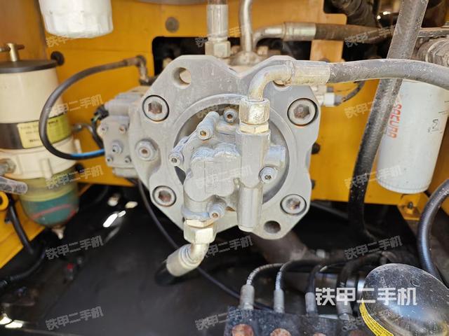 液壓泵艙室正面整體（整機外觀）