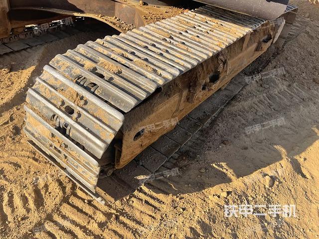單側(cè)履帶整體(整機外觀) 單側(cè)履帶整體(整機外觀)