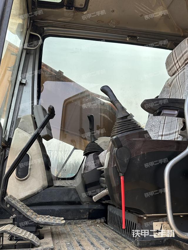 駕駛室整體(整機(jī)外觀) 駕駛室整體(整機(jī)外觀)