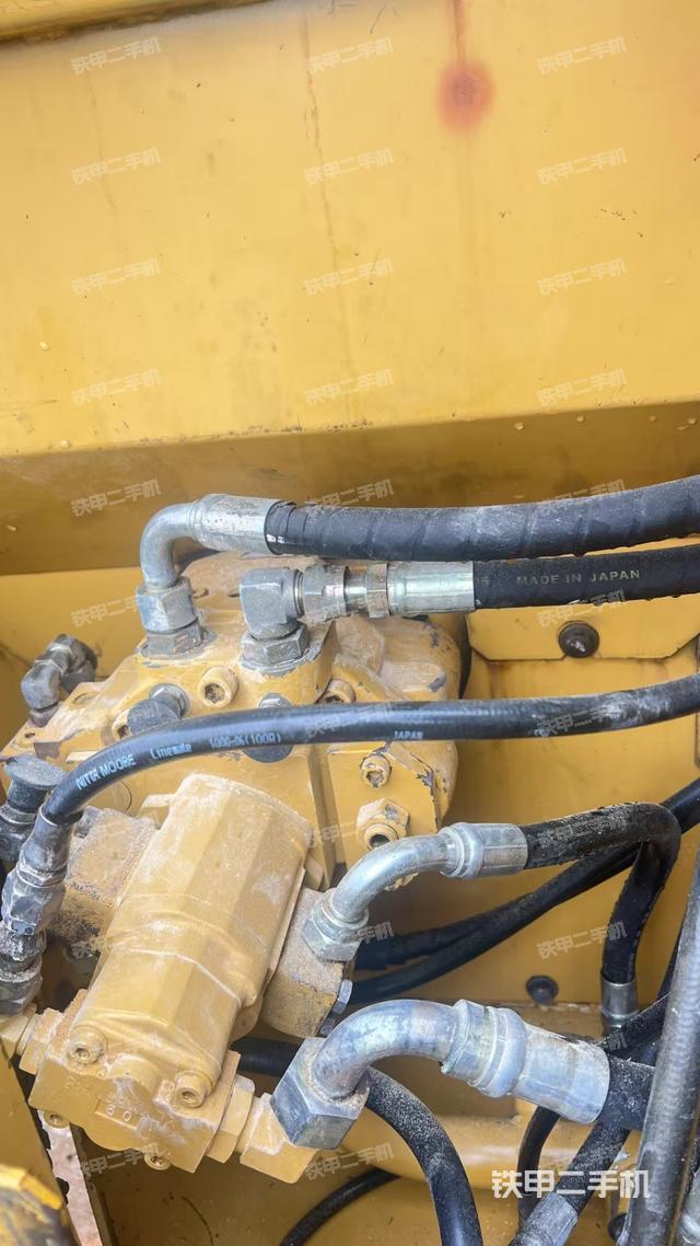 液压泵舱室正面整体（整机外观）