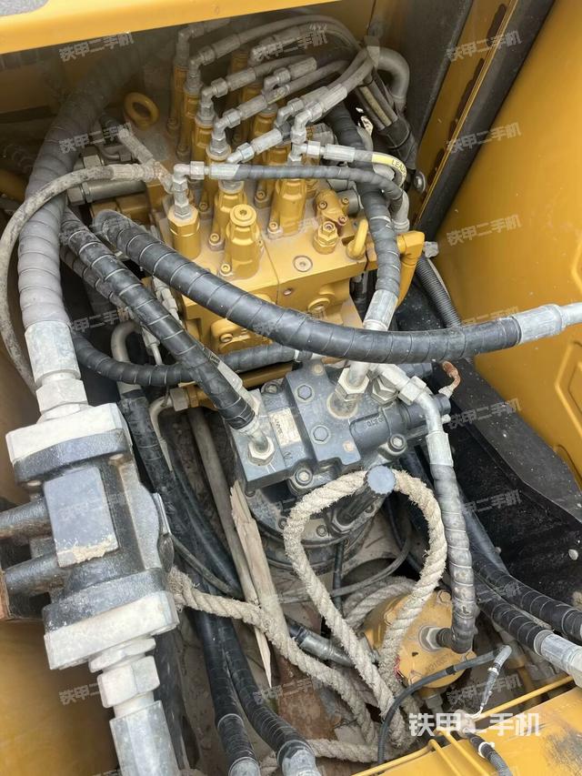 回轉(zhuǎn)馬達(dá)和主控閥（整機(jī)外觀）