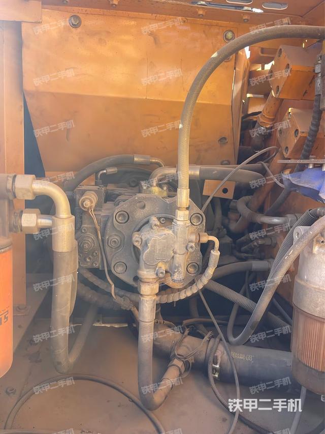 液壓泵艙室正面整體(整機外觀) 液壓泵艙室正面整體(整機外觀)