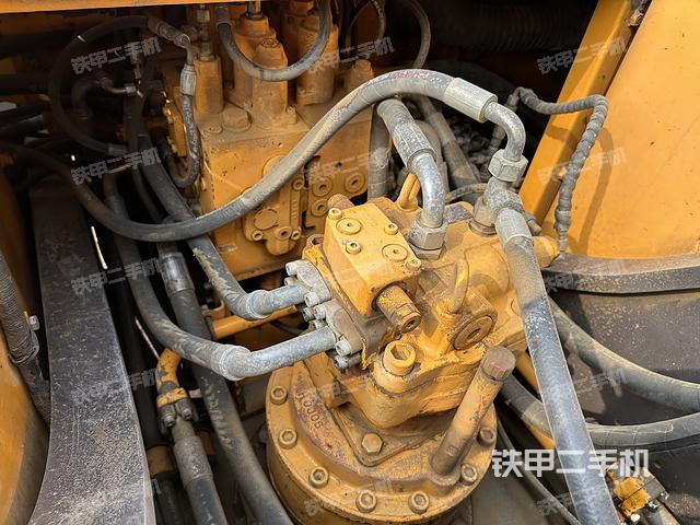 回轉(zhuǎn)馬達(dá)和主控閥(整機(jī)外觀) 回轉(zhuǎn)馬達(dá)和主控閥(整機(jī)外觀)