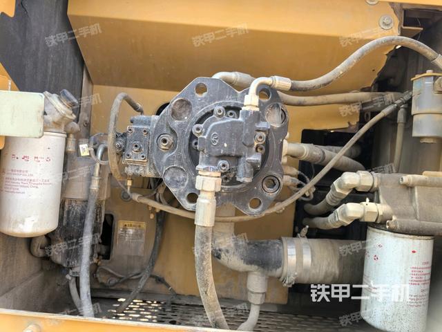 液壓泵艙室正面整體(整機外觀) 液壓泵艙室正面整體(整機外觀)