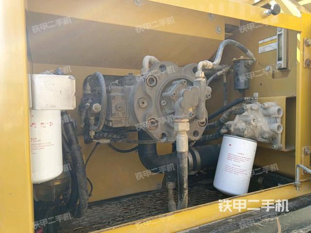 液壓泵艙室正面整體（整機外觀）