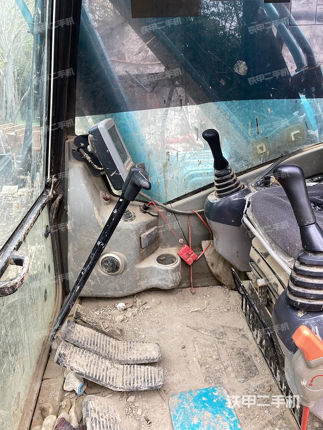 駕駛室整體(整機(jī)外觀) 駕駛室整體(整機(jī)外觀)