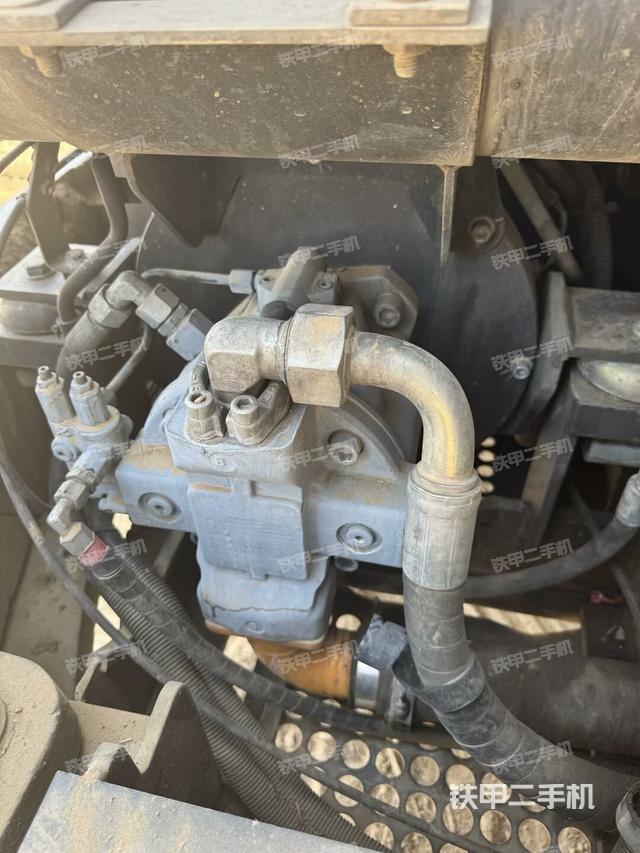 液壓泵艙室正面整體（整機外觀）