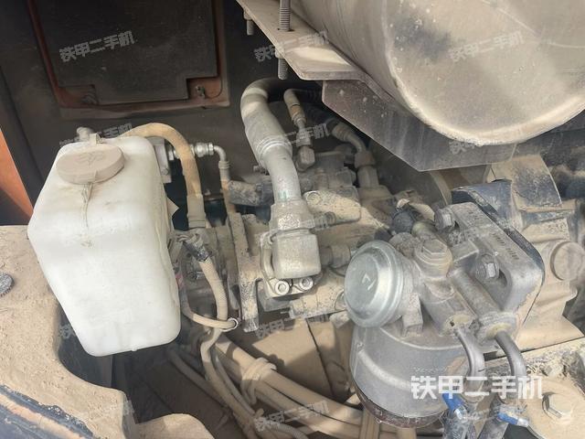 液壓泵艙室正面整體(整機外觀) 液壓泵艙室正面整體(整機外觀)