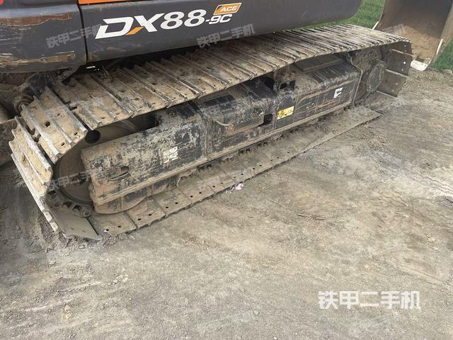 單側(cè)履帶整體(整機外觀) 單側(cè)履帶整體(整機外觀)