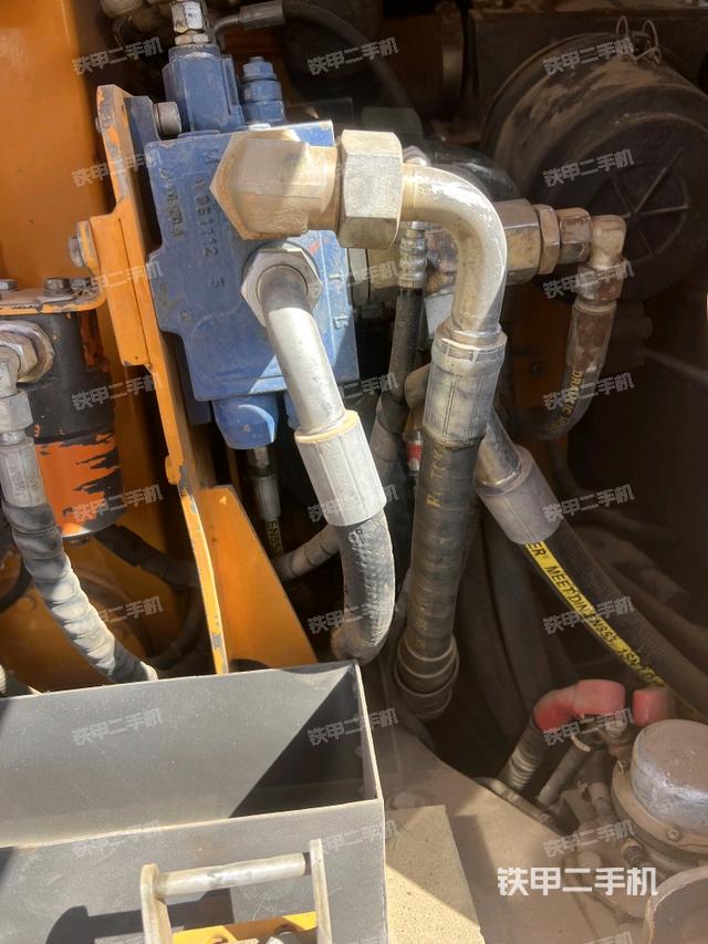 回轉(zhuǎn)馬達(dá)和主控閥（整機(jī)外觀）