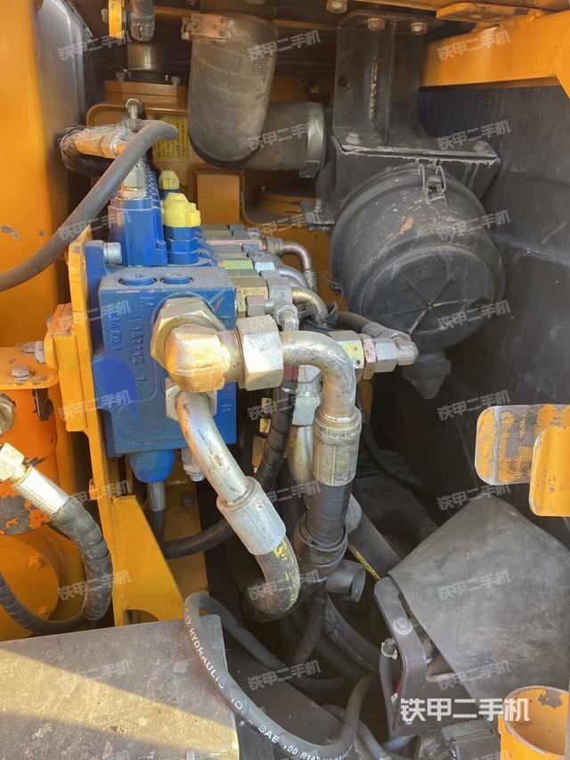 回轉馬達和主控閥(整機外觀) 回轉馬達和主控閥(整機外觀)