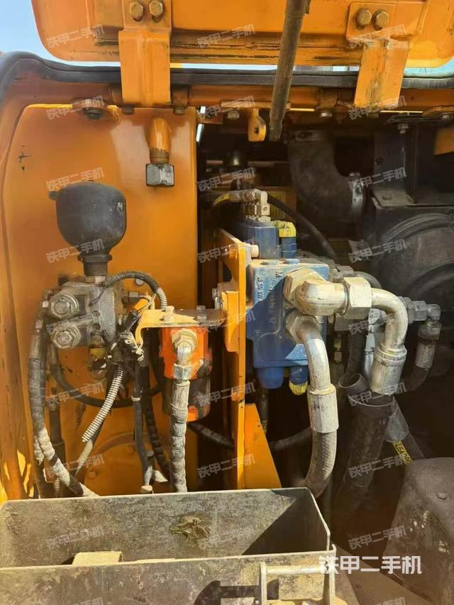 回轉(zhuǎn)馬達和主控閥（整機外觀）