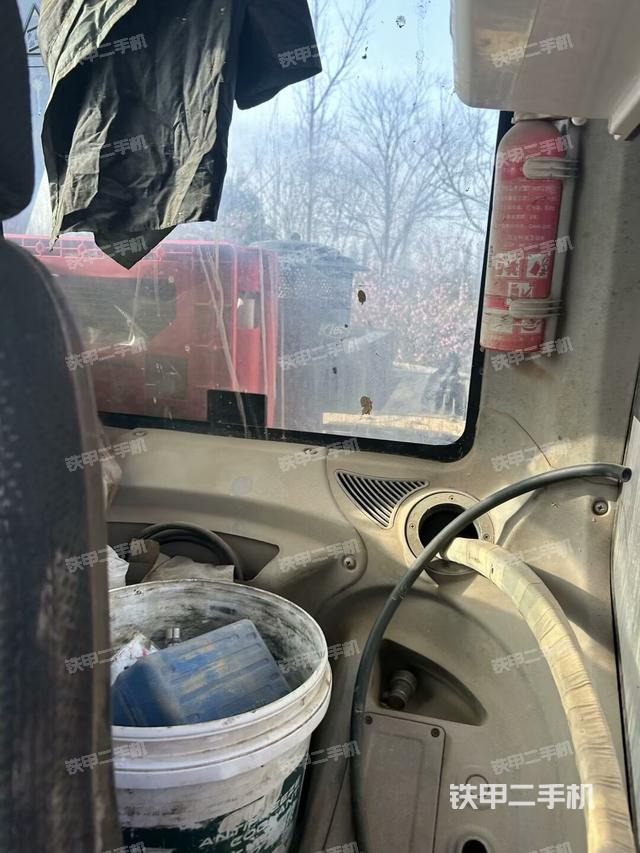 行走控制手柄和踏板?俯拍（駕駛室部分）