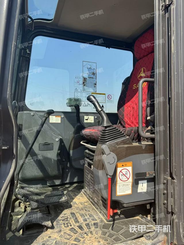 駕駛室頂部（整機外觀）