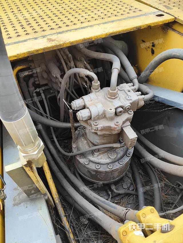 回转马达和主控阀（整机外观）