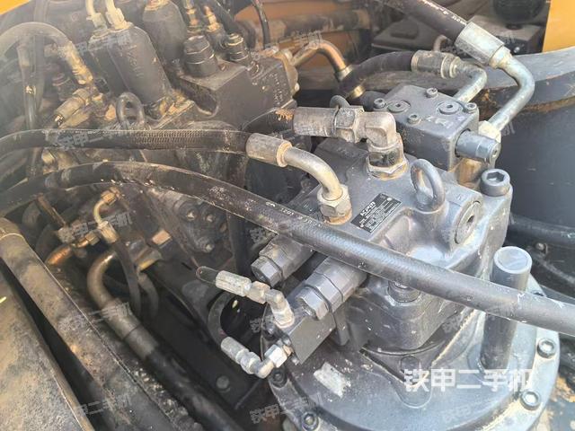 液压泵舱室正面整体（整机外观）