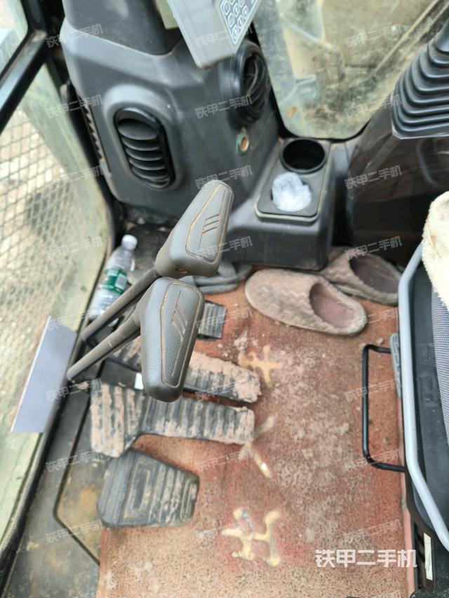 行走控制手柄和踏板?俯拍（駕駛室部分）