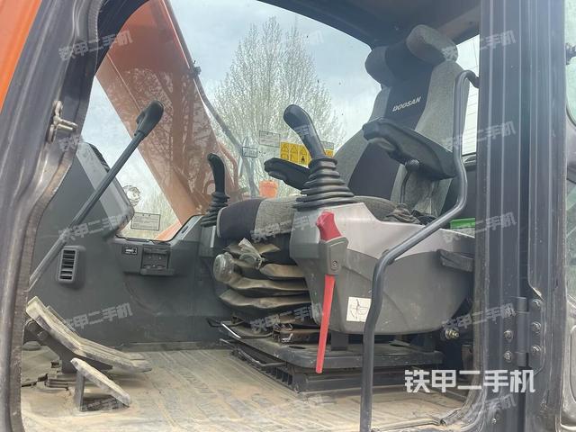 駕駛室整體(整機外觀) 駕駛室整體(整機外觀)