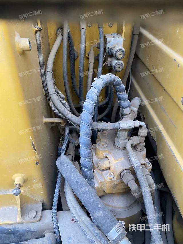 回轉(zhuǎn)馬達和主控閥(整機外觀) 回轉(zhuǎn)馬達和主控閥(整機外觀)