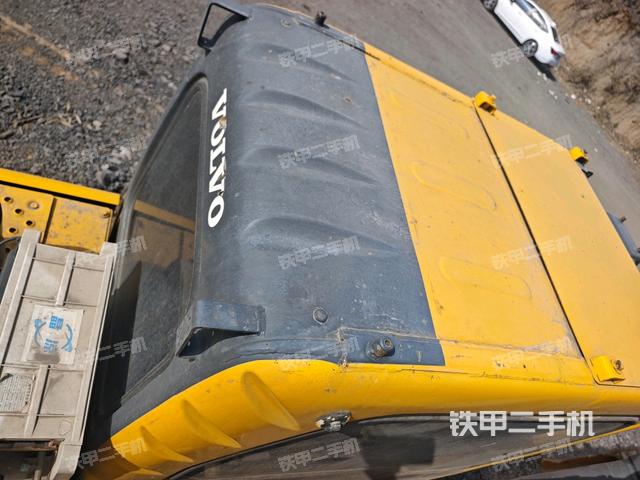 駕駛室頂部（整機外觀）