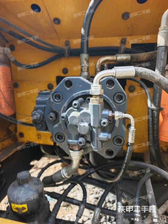 液壓泵艙室正面整體（整機外觀）