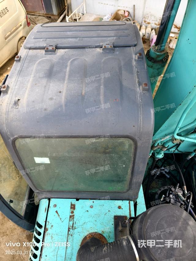 駕駛室頂部(整機(jī)外觀) 駕駛室頂部(整機(jī)外觀)