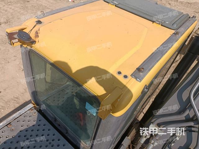 駕駛室頂部(整機(jī)外觀) 駕駛室頂部(整機(jī)外觀)