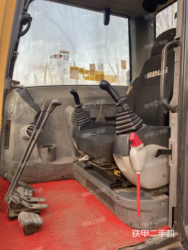 駕駛室頂部(整機外觀) 駕駛室頂部(整機外觀)