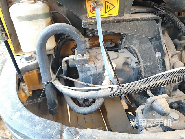 液压泵舱室正面整体（整机外观）