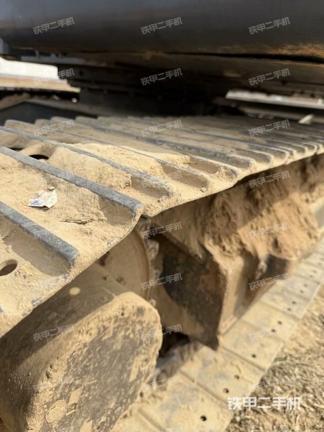單側(cè)履帶整體(整機(jī)外觀) 單側(cè)履帶整體(整機(jī)外觀)